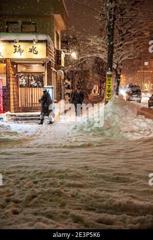 Starker Schneefall in japanischer Stadt. Nachtszene vor dem Soba Restaurant. Stockfoto