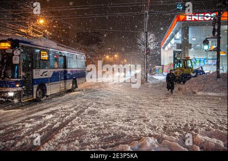 Starker Schneefall in der Nacht in einer japanischen Stadt Stockfoto