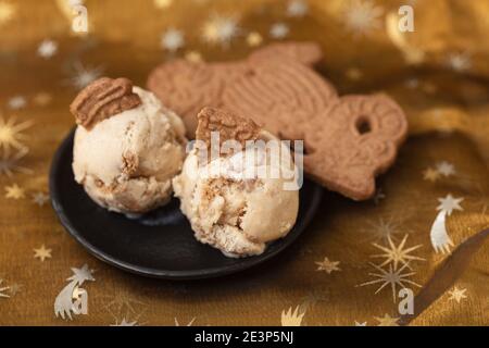Zwei frische, hausgemachte Kugeln Speculoos-Eis mit Speculoos Kekse als Nachtisch zu Weihnachten Stockfoto
