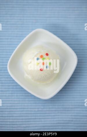 Hausgemachte Kugel gefrorenen Joghurt mit bunten Streuseln als Dekoration Von oben Stockfoto