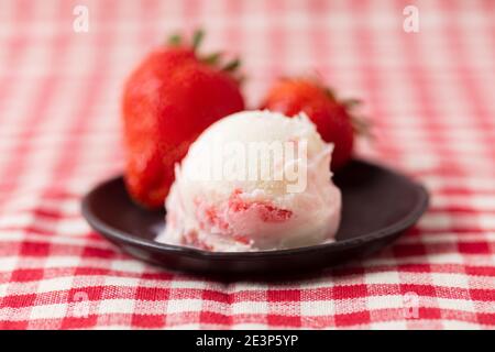 Hausgemachte Kugel Eis mit Erdbeerfrucht variegato und Frische Erdbeeren Stockfoto
