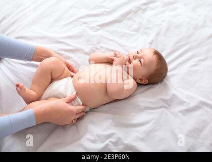 Mutter Wickelwindel auf weiß, Draufsicht Stockfoto