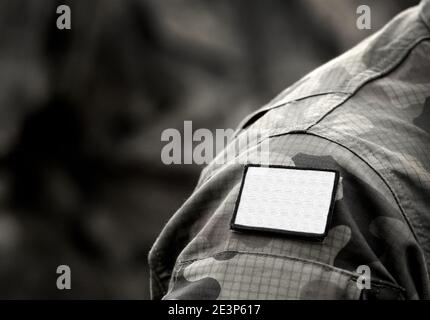 Weiße Flagge auf der Uniform. Weiße Flagge ist Zeichen der Waffenstillstand oder Übergabe oder Waffenstillstand, und Anfrage für Verhandlungen. Armee, Bundeswehr, Soldaten, Krieg Stockfoto