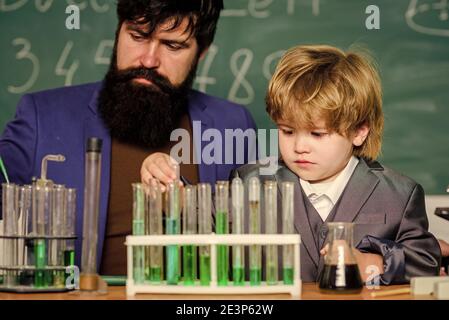 Chemieexperiment. Teacher Kinder-Reagenzgläser. Kognitiver Prozess. Kinder kognitive Entwicklung. Mentaler Prozess der Erwerb von Wissen durch Erfahrung. Zurück zur Schule. Kognitive Fähigkeiten. Stockfoto