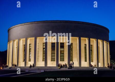 Iconic Mestrovic Pavillon bei Nacht, Zagreb, Kroatien Stockfoto