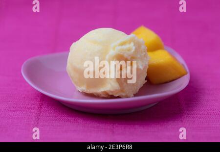 Mango-Eislöffel oder Mango-Sorbet mit frischer Mango Teile Stockfoto
