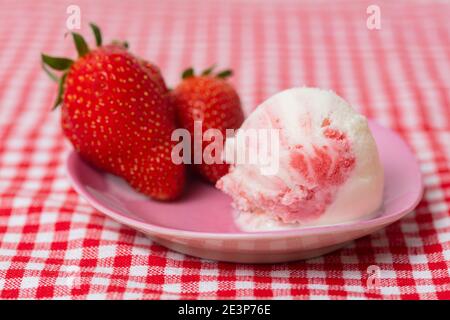 Kugel hausgemachtes Erdbeereis mit Variegato-Früchten und Frische Erdbeeren Stockfoto