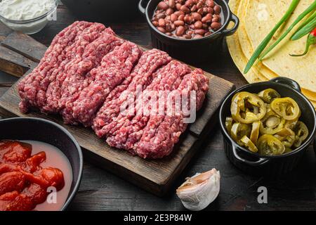 Zutaten für mexikanische Quesadilla mit Salsa-Sauce, auf altem dunklen Holztisch Hintergrund Stockfoto