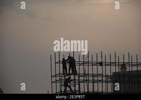 Neu Delhi, Indien. Januar 2021. Indian arbeitet für die bevorstehende Republic Day Parade in Rajpath in Neu-Delhi. (Foto: Ishant Chauhan/Pacific Press) Quelle: Pacific Press Media Production Corp./Alamy Live News Stockfoto