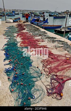 Bunte Netze Trocknen in Malta Stockfoto