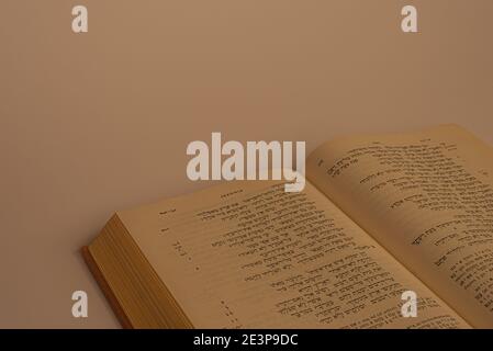 Buchverbreitung einer hebräischen bibel in sanftem Licht auf weißem Hintergrund, Dänemark, 20. Januar 2021 Stockfoto