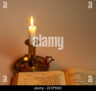 Buchverbreitung einer hebräischen bibel in sanftem Licht auf weißem Hintergrund, Dänemark, 20. Januar 2021 Stockfoto