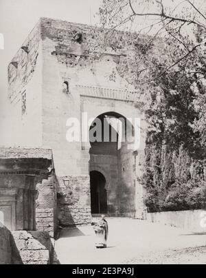Vintage 19. Jahrhundert Foto: Tor der Gerechtigkeit, Eingang zum Alhambra Palast, Granada, Spanien. Stockfoto