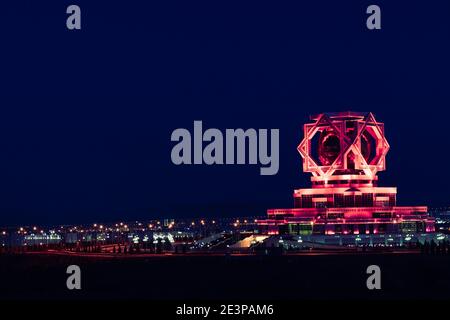 19. Februar 2019; Hochzeitshalle, Aschgabat, Turkmenistan. Einzigartiges achteckiges Marmorgebäude bei Nacht. Stockfoto