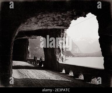 Vintage 19. Jahrhundert Foto: Vierwaldstättersee. Die alte Axenstraße ist der Name des scharf gewundenen und steilen Aufstiegs in einer steilen und schmalen Zickzackstraße in der Zentralschweiz. Stockfoto