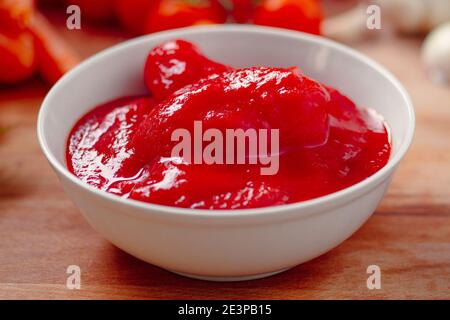 Geschälte Tomaten, um Nudeln zu machen. Hochwertige Bilder Stockfoto