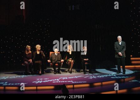 l-r: Carol Royle (May Baker), Diane Fletcher (Alice Baker), David Hargreaves (Professor Richie Baker), Paula Stockbridge (Rowan Baker), Flora Montgomery (Rose Baker), Michael Cashman (Harry Harper) in THE FOUR ALICE BAKERS von Fay Weldon im Birmingham Repertory Theatre, Birmingham, England 23/02/1999 Design: Ruari Murchison Beleuchtung: Tim Mitchell Regie: Bill Alexander Stockfoto