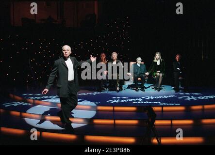 l-r: Michael Cashman (Harry Harper), Carol Royle (May Baker), Diane Fletcher (Alice Baker), David Hargreaves (Professor Richie Baker), Paula Stockbridge (Rowan Baker), Flora Montgomery (Rose Baker) in THE FOUR ALICE BAKERS von Fay Weldon im Birmingham Repertory Theatre, Birmingham, England 23/02/1999 Design: Ruari Murchison Beleuchtung: Tim Mitchell Regie: Bill Alexander Stockfoto