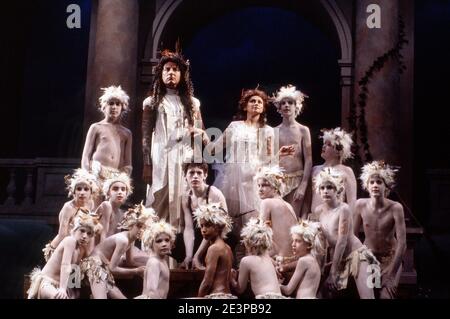 Mitte: James Bowman (Oberon), Lillian Watson (Tytania), James Bowman (Oberon), Dexter Fletcher (Puck) in A MIDSUMMER NIGHT'S DREAM von Benjamin Britten at Sadler's Wells, London EC1 24/10/1990 an Opera London Produktionsmusik: Benjamin Britten Libretto: Benjamin Britten & Peter Pears after Shakespeare Dirigent: Richard Hickox Design: Anabel Temple Lighting: Rick Fisher Regie: David Meyer Stockfoto