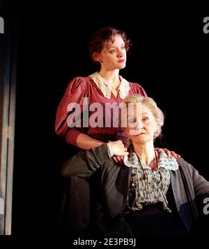 l-r: Anne-Marie Duff (Lyudmilla), Sheila Hancock (Vassa) in VASSA von Maxim Gorky am Albery Theatre, London WC2 20/01/1999 eine Produktion der Almeida Theatre Company, adaptiert und inszeniert von Howard Davies Design: Robert Howell Beleuchtung: Mark Henderson Stockfoto