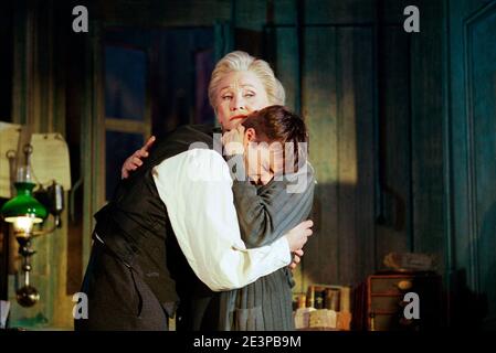 David Tennant (Pavel), Sheila Hancock (Vassa) in VASSA von Maxim Gorky am Albery Theatre, London WC2 20/01/1999 eine Produktion der Almeida Theatre Company adaptiert und inszeniert von Howard Davies Design: Robert Howell Beleuchtung: Mark Henderson Stockfoto