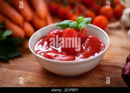 Geschälte Tomaten, um Nudeln zu machen. Hochwertige Bilder Stockfoto