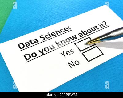 Eine Person beantwortet die Frage nach Data Science. Stockfoto