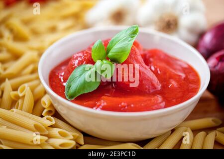 Geschälte Tomaten, um Nudeln zu machen. Hochwertige Bilder Stockfoto