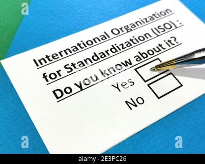 Eine Person beantwortet Fragen zur internationalen Organisation für Normung (ISO). Stockfoto