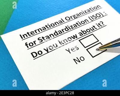 Eine Person beantwortet Fragen zur internationalen Organisation für Normung (ISO). Stockfoto