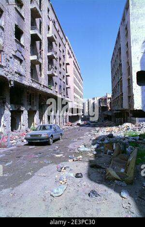 18. September 1993 nach 15 Jahren Bürgerkrieg, eine von Gefechten gezeichneten Straße in der Nähe der Grünen Linie in Beirut. Stockfoto