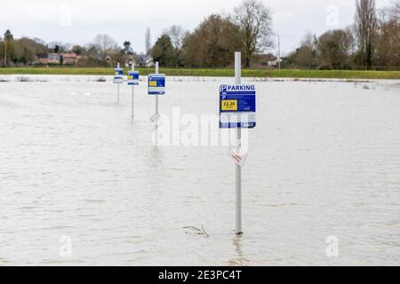 St Ives Cambridgeshire, Großbritannien. Januar 2021. Der Parkplatz befindet sich unter Wasser im Dolphin Hotel, da der Fluss Great Ouse seine Ufer geplatzt hat und das umliegende Land überschwemmt hat, da Sturm Christof weiterhin starken Regen über Großbritannien bringt. Für das Gebiet sind Hochwasserwarnungen vorhanden und es wird weiterer Regen prognostiziert. Der Fluss wird wahrscheinlich in den nächsten Tagen weiter steigen, da Wasser von stromaufwärts abfließt. Kredit: Julian Eales/Alamy Live Nachrichten Stockfoto