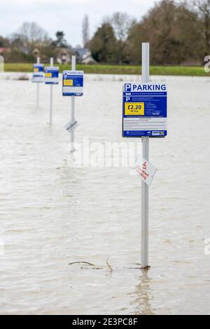 St Ives Cambridgeshire, Großbritannien. Januar 2021. Der Parkplatz befindet sich unter Wasser im Dolphin Hotel, da der Fluss Great Ouse seine Ufer geplatzt hat und das umliegende Land überschwemmt hat, da Sturm Christof weiterhin starken Regen über Großbritannien bringt. Für das Gebiet sind Hochwasserwarnungen vorhanden und es wird weiterer Regen prognostiziert. Der Fluss wird wahrscheinlich in den nächsten Tagen weiter steigen, da Wasser von stromaufwärts abfließt. Kredit: Julian Eales/Alamy Live Nachrichten Stockfoto