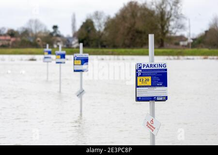 St Ives Cambridgeshire, Großbritannien. Januar 2021. Der Parkplatz befindet sich unter Wasser im Dolphin Hotel, da der Fluss Great Ouse seine Ufer geplatzt hat und das umliegende Land überschwemmt hat, da Sturm Christof weiterhin starken Regen über Großbritannien bringt. Für das Gebiet sind Hochwasserwarnungen vorhanden und es wird weiterer Regen prognostiziert. Der Fluss wird wahrscheinlich in den nächsten Tagen weiter steigen, da Wasser von stromaufwärts abfließt. Kredit: Julian Eales/Alamy Live Nachrichten Stockfoto