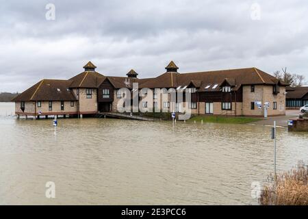 St Ives Cambridgeshire, Großbritannien. Januar 2021. Das Auto. park ist unter Wasser im Dolphin Hotel, wie der Fluss Great Ouse hat seine Ufer geplatzt und hat das umliegende Land überschwemmt, als Sturm Christof weiterhin schweren Regen über Großbritannien bringen. Für das Gebiet sind Hochwasserwarnungen vorhanden und es wird weiterer Regen prognostiziert. Der Fluss wird wahrscheinlich in den nächsten Tagen weiter steigen, da Wasser von stromaufwärts abfließt. Kredit: Julian Eales/Alamy Live Nachrichten Stockfoto