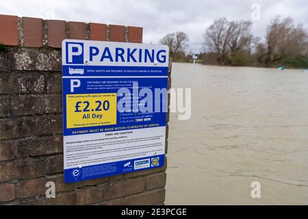 St Ives Cambridgeshire, Großbritannien. Januar 2021. Der Parkplatz befindet sich unter Wasser im Dolphin Hotel, da der Fluss Great Ouse seine Ufer geplatzt hat und das umliegende Land überschwemmt hat, da Sturm Christof weiterhin starken Regen über Großbritannien bringt. Für das Gebiet sind Hochwasserwarnungen vorhanden und es wird weiterer Regen prognostiziert. Der Fluss wird wahrscheinlich in den nächsten Tagen weiter steigen, da Wasser von stromaufwärts abfließt. Kredit: Julian Eales/Alamy Live Nachrichten Stockfoto