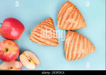 Apfelkuchen. 3 kleine traditionelle auf blauem Hintergrund. Frühstücksgebäck in italien und frische Landäpfel. Hochwertige Fotos Stockfoto