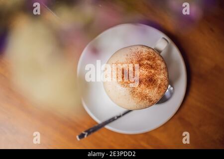 Draufsicht eine Tasse Giang Eierkaffee auf Holz Hintergrund. Vietnamesischer Kaffee in Ha Noi, Vietnam. Eier werden mit Kaffee, Heißgetränk oder mit Eis geschlagen Stockfoto