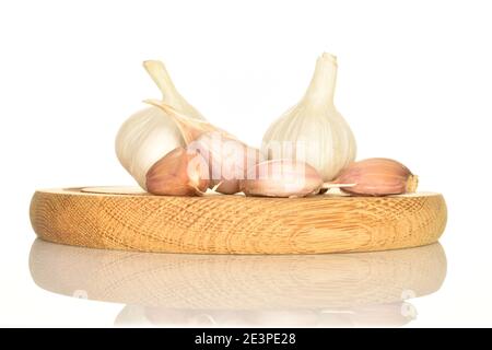 Ein paar Knoblauchzehen und zwei ganze Köpfe würzig saftig aromatischen Knoblauch auf weißem Hintergrund. Stockfoto