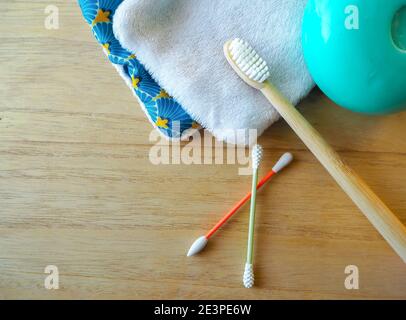 Nachhaltige Kunststoff-freie Körperpflegemittel wie Ohrstöpsel, Wattepads, Bambuszahnbürste und feste Seife. Umweltfreundliches Lifestyle-Konzept. Stockfoto