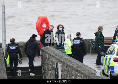 Weston Super Mare, Großbritannien. Januar 2021. UK .EIN Mann wurde von der Polizei und den Rettungskräften gerettet, nachdem er auf Felsen in Not unterhalb des Promenade Gehwegs oben gesehen wurde. Die Küstenwache war auch anwesend, aber nicht erforderlich. Bild: Robert Timoney/Alamy Live News Stockfoto