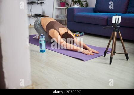 Fit weibliche Stretching nach Online-Training zu Hause Stockfoto