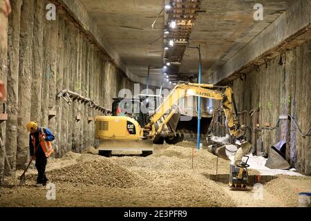 16. November 2020, Sachsen-Anhalt, Magdeburg: Monteure arbeiten auf der Großbaustelle im Stadttunnel in der Landeshauptstadt. Im Zusammenhang mit dem Ausbau des Magdeburger Eisenbahnknotenpunktes wurden auch die baufälligen Brückenzüge durch einen Tunnel ersetzt. Das große Stadttunnel-Projekt soll bis 2020 abgeschlossen sein. Foto: Peter Gercke/dpa-Zentralbild/ZB Stockfoto