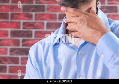 Unerkannte Mann, der Kehlschmerz aus der Nähe leidet Stockfoto