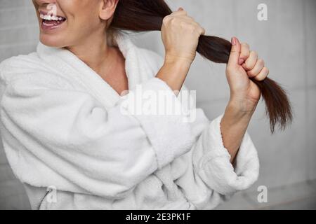Glückliche junge Frau mit Spaß im Bad Stockfoto
