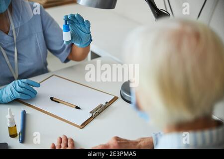 Nasentropfen in der Hand eines Facharztes Stockfoto