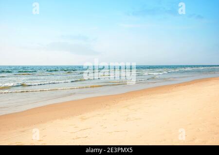 Sauberer Strand und tropische Meereslandschaft Stockfoto