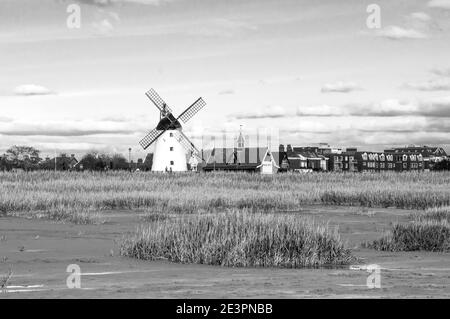 Lytham Windmill, gefangen in Black & White von der Küste. Stockfoto