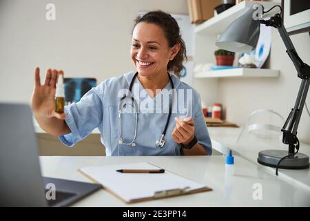 Lebendiger Arzt hält eine Nasensprayflasche Stockfoto