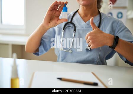 Medizinische Person, die die wirksamen Nasentropfen berät Stockfoto